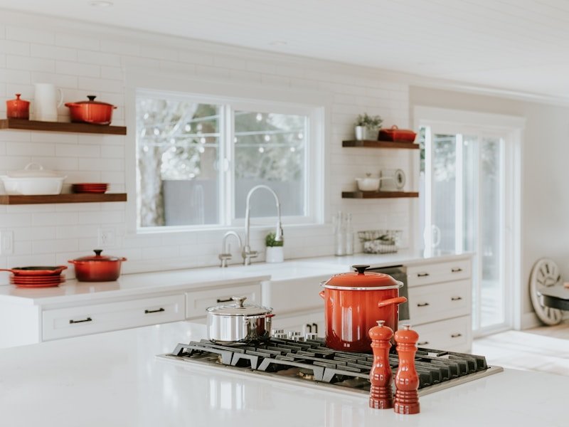 Cuisine classique en bois massif, style traditionnel